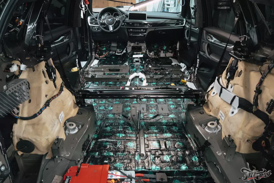 Установили на BMW X5 систему активного выхлопа Terminator! Выполнили комплексную шумоизоляцию салона и построили новую акустическую систему, провели техническое обслуживание
